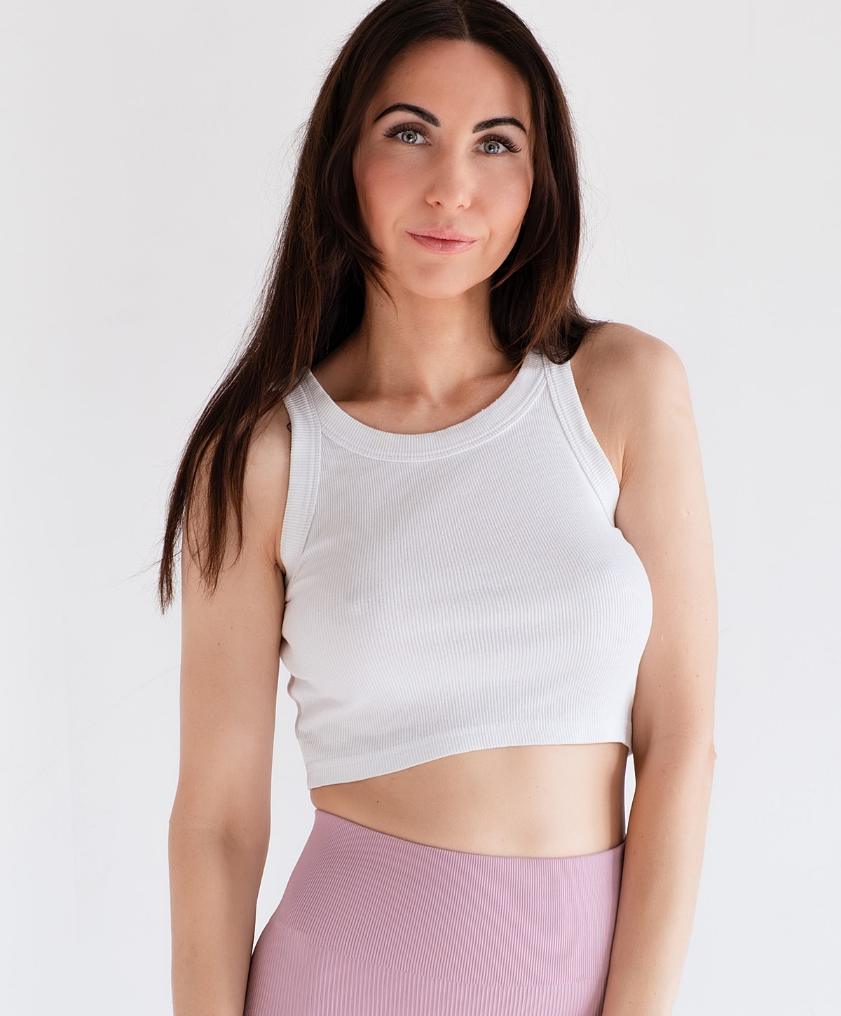 Woman wearing crop top and high-waisted leggings.